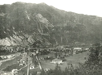 1895年、スイスのインターラーケンの町の概観。