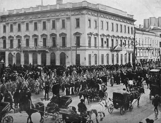 1915年にペトログラードの通りを行進しているドイツとオーストリアの囚人