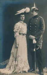 ドイツのカップル。男性の制服姿、1906