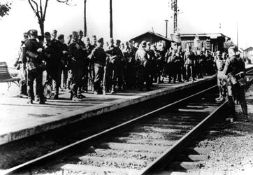 1940年8月、パリ、輸送を待っている鉄道のプラットフォーム上のドイツの兵士