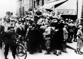 1940年7月、パリのマキシムズレストランの外のドイツの兵士
