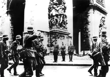 1940年6月14日、パリの凱旋門を通過するドイツ軍