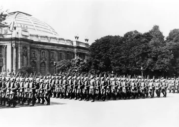 1941年7月8日、ドイツのパリ軍司令官の前を行進するドイツ軍