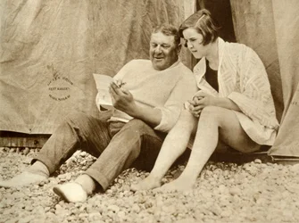 トレーナーのジャベス・ウォルフから助言を受けるガートルード・エダール、1926年、1935年