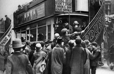 1926〜1927年にロンドンのルートゲートヒルでバスに乗る