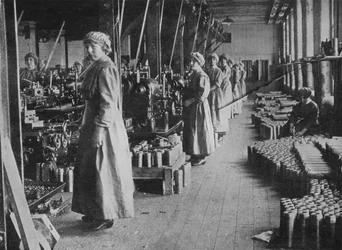 軍需工場の少女労働者、1915年
