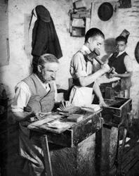 1926〜1927年のロンドンのワークショップでの金打ち