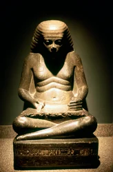 1718年の王朝、紀元前1500年頃、カルナック出身の古代エジプトの書記が座っている花崗岩の像