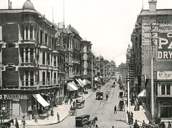 1895年、米国サンフランシスコのマーケットストリートから北を向いたグラントアベニュー。