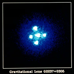 重力レンズG2237 + 0305