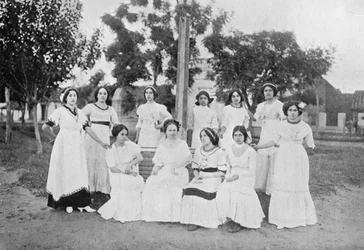 パラグアイの女性のグループ、カラペグア、パラグアイ、1911