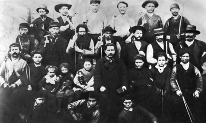 コミューンに参加しているパリの労働者のグループ、写真。パリコミューン1871