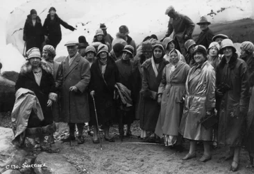 1929年、ノルウェー北部のスヴァルティセンを訪れる観光客のグループ