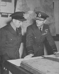 HMザキングは1943年5月17日、1943-44年のルールダムの空軍襲撃の詳細を学ぶ