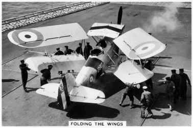 空母HMSイーグルの甲板上のホーカーオスプレー、1937