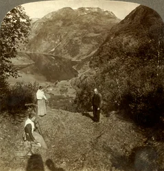 マロク村とミラークリアなガイランゲルフィヨルド、ノルウェー、c1905の上の山棚で干し草