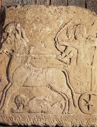 ヒッタイト美術：狩猟の場面。古代の石材に施された低浮彫り。