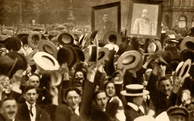 Hoiser the Kaiser !: 1913年8月4日、1933年8月4日、ドイツ、ベルリンの路上で歓声を上げる群衆。