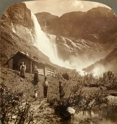 スキーエーゲダルズの滝が崖のふもとにある控えめな山の家。ノルウェー、c1905。