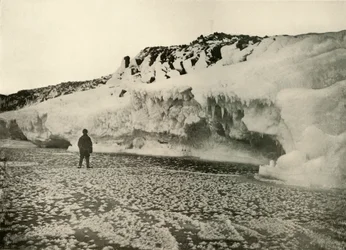 冬の初めに新しく形成された海氷上の氷の花、c1908、1909。