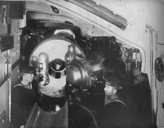 1914年、135インチ砲の砲尾を開いた状態を示す戦艦のバルベット内部