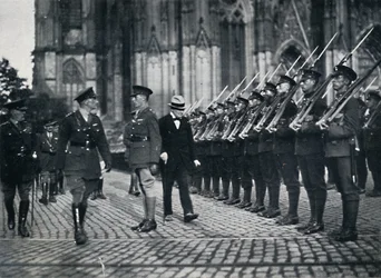 ケルン大聖堂のふもとの軍隊の検査、1919年、1945年