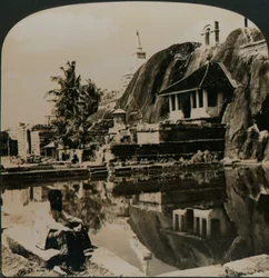 1907年、セイロンの中心部にある古代の美しい岩の寺院、イスルミニヤ