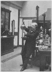 ジェームズデュワー、スコットランドの化学者および物理学者、彼の研究室、c1890