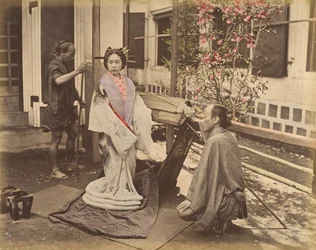 [2 人の男性とポーズをとる伝統的なドレスを着た日本人女性]、1870 年代。
