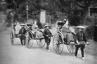 クーリーによって描かれた人力車の日本人女性、1902