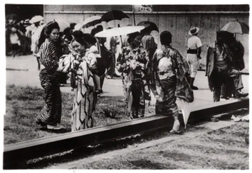 ツェッペリン格納庫の日本人女性、霞ヶ浦、1929 1933