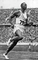 1936年ベルリンオリンピックの100mの終わりにジェシーオーエンス