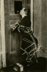 John Nevil Maskelyneがスピリットキャビネットの錯覚、c1910を実行します。