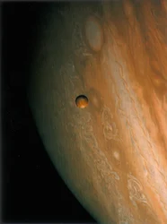 木星とイオ、その月の1つ、1979