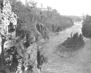 カナダのカカベカ滝の下にあるカミニスティキア川、c1900。