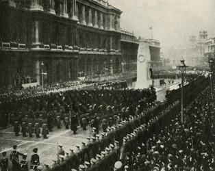 1936年、1937年11月11日、ホワイトホールの慰霊碑で休戦日の式典に出席するジョージ6世王。