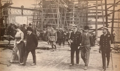 1935年6月15日、第一次世界大戦中にサンダーランド造船所でジョージ5世とメアリー女王
