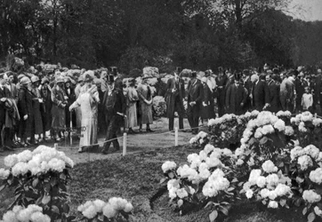 キングジョージVとクイーンメアリーは、1926年から1927年にロンドンのチェルシーで毎年恒例の春の花ショーを訪問します。