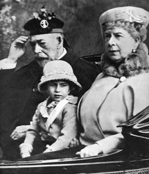ジョージ5世王とメアリー女王、マーガレット王女と教会、バルモラル、c1930年代に運転