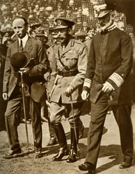 キングジョージVは、1935年にロンドンのスタンフォードブリッジで行われる野球の試合に参加します。