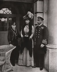 1910年5月、ジョージ王とクイーンメアリーと息子のエドワード王子。