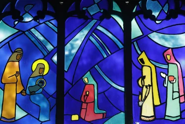 Kon Tum Cathedral。ステンドグラスの窓。マギの崇拝。コントゥム。ベトナム