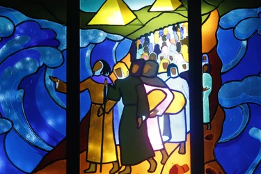 Kon Tum Cathedral。ステンドグラスの窓。紅海の横断」。コントゥム。ベトナム