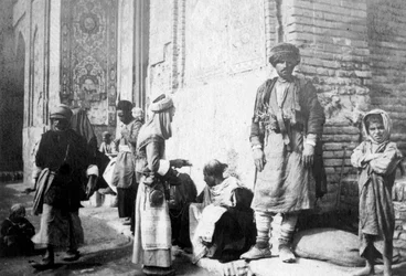 1917〜1919年、イラクのカジメインモスクの外のクルド人理髪師