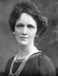 アスター夫人1879〜1964年、アメリカ生まれのイギリス人政治家、1926年