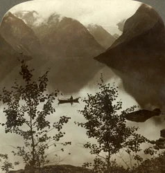 ローエン湖-雲をかぶった山々の海岸で氷河が餌をとる-ノルウェー、c1905。