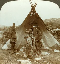 ラプランダー家とそり犬-夏の家の外-ノルウェーの丘の中腹にあるc1905。