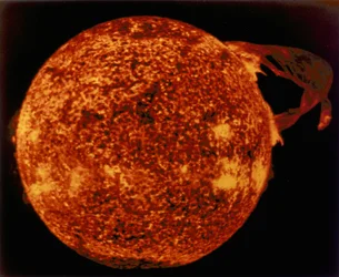 極端な紫外光における大きな太陽の卓越性、1973