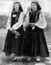 ラトビアの伝統衣装を着た女性、1936年