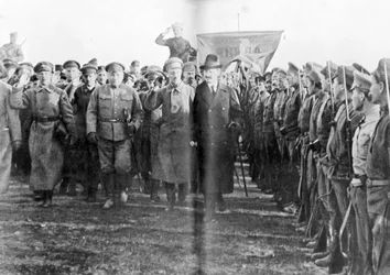 1918年にロシアのモスクワで赤軍部隊をレビューする戦争の人民委員会、レオントロツキー